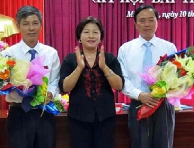 Ông Đinh Hữu Niên (ngoài cùng bên trái) đã bị kỷ luật bằng hình thức khiển trách và chuyển công tác