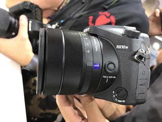 Sony Show 2017 hút khách nhờ loạt sản phẩm công nghệ ấn tượng - 9 Sony RX10 IV