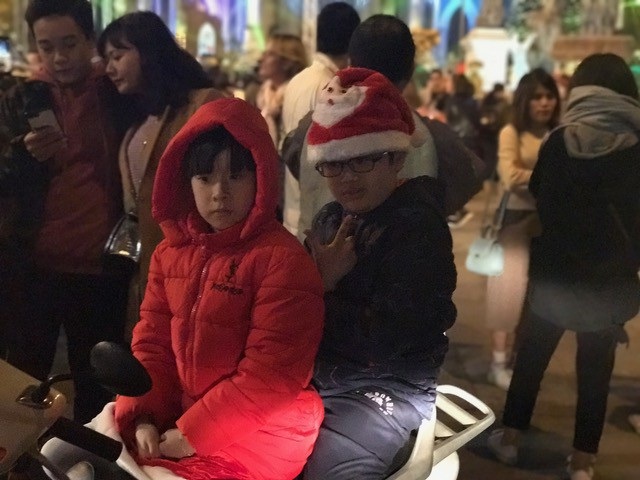 Rộn ràng đêm Noel khắp cả nước - 11 Trẻ em theo người lớn đi chơi noel.