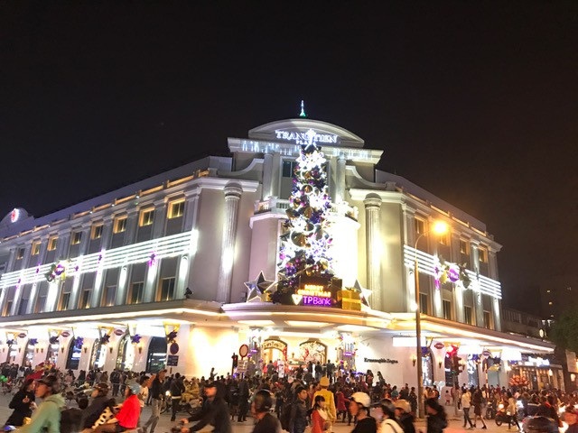 Rộn ràng đêm Noel khắp cả nước - 15 Lượng người đổ về khu vực Trung tâm thương mại Tràng Tiền mỗi lúc một đông.