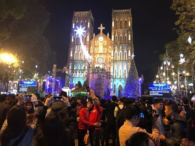 Rộn ràng đêm Noel khắp cả nước - 13 Lượng người tập trung tại khu vực Nhà thờ Lớn rất đông.