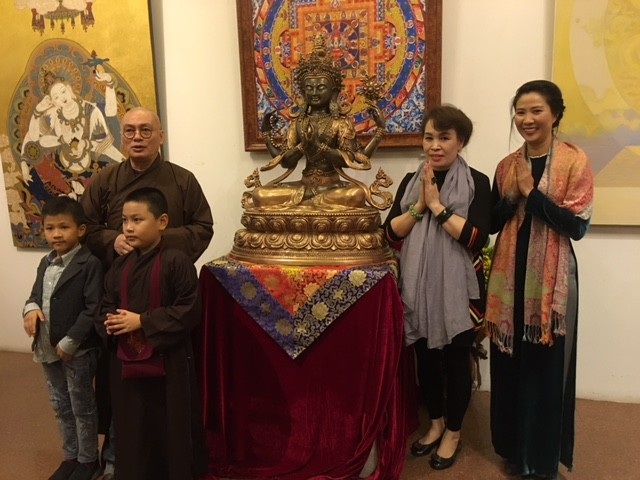 Triển lãm 51 tác phẩm mỹ thuật Phật giáo đương đại - 1 Hoà thượng Thích Minh Hiền và các Phật tử bên một tác phẩm tượng đồng.