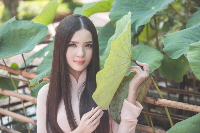 Năm mới 2018, Hoa khôi Huỳnh Thúy Vi e ấp bên sen - 3 Năm mới 2018, Hoa khôi Huỳnh Thúy Vi e ấp bên sen - 3