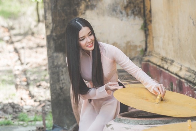Năm mới 2018, Hoa khôi Huỳnh Thúy Vi e ấp bên sen - 5 Năm mới 2018, Hoa khôi Huỳnh Thúy Vi e ấp bên sen - 5