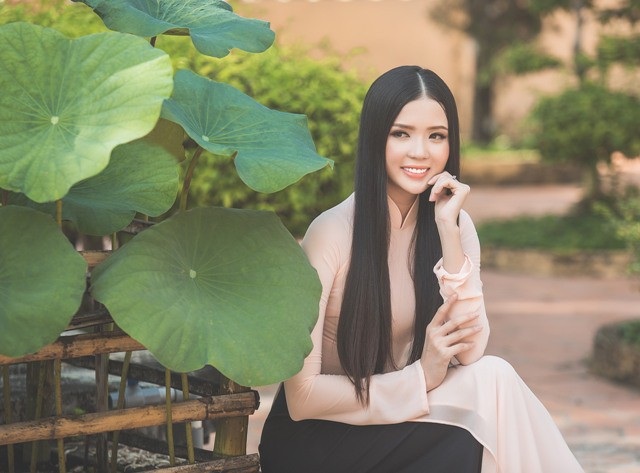 Năm mới 2018, Hoa khôi Huỳnh Thúy Vi e ấp bên sen - 6 Năm mới 2018, Hoa khôi Huỳnh Thúy Vi e ấp bên sen - 6