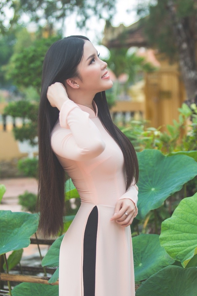 Năm mới 2018, Hoa khôi Huỳnh Thúy Vi e ấp bên sen - 7 Năm mới 2018, Hoa khôi Huỳnh Thúy Vi e ấp bên sen - 7