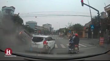 Xe bán tải gây tai nạn kinh hoàng tại ngã tư, 1 người chết, 3 người bị thương - 2 Xe bán tải gây tai nạn kinh hoàng tại ngã tư, 1 người chết, 3 người bị thương - 2