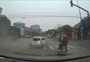 Xe bán tải gây tai nạn kinh hoàng tại ngã tư, 1 người chết, 3 người bị thương - 3
Chiếc xe bán tải húc văng xe Yaris màu trắng, bản thân chiếc bán tải tung lên cao trước khi rơi xuống. (Ảnh chụp từ video clip)