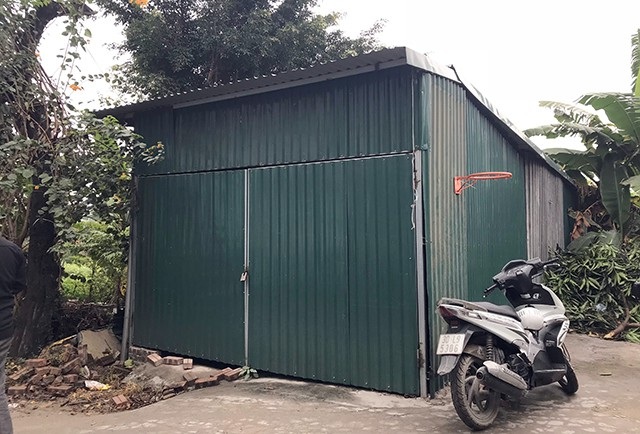 Hà Nội: Đua nhau xây nhà trên khoảng ruộng "kẹt" giữa nội thành - 10
Nhiều người dân lo ngại, những ngôi nhà tạm bợ như này, vào thời điểm thuận lợi có thể biến thành nhà kiên cố
