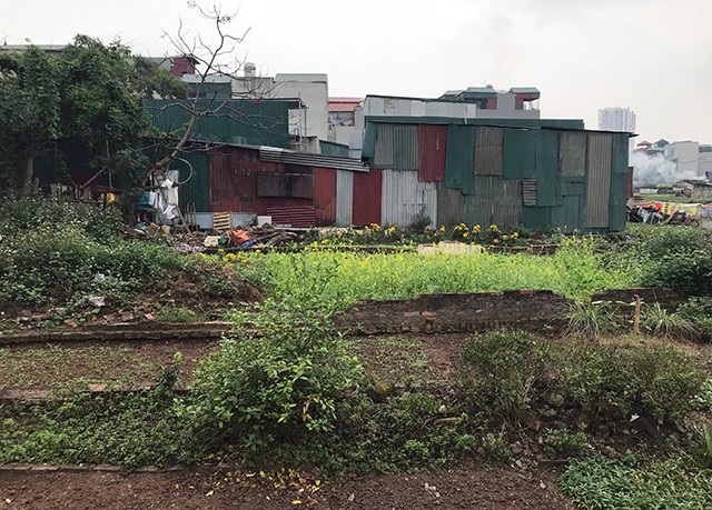 Hà Nội: Đua nhau xây nhà trên khoảng ruộng "kẹt" giữa nội thành - 8
Những căn nhà tạm được quây bằng tôn cũng mọc lên rất nhiều trên đất ruộng