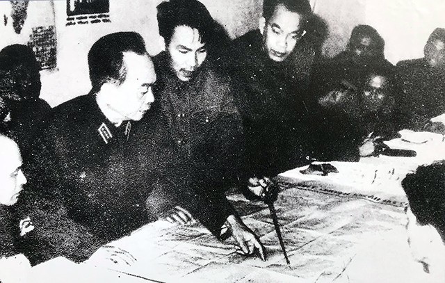 Hà Nội quật cường trong bom đạn của “pháo đài bay” B52 - 6 Đại tướng Võ Nguyên Giáp nghe báo cáo các phương án đánh B52 của Bộ Tư lệnh Quân chủng Phòng không không quân