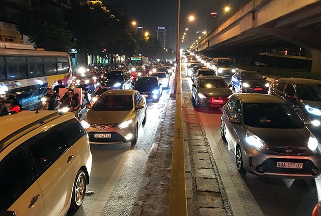 "Ngấp nghé" Noel và Tết Dương lịch, đường phố Hà Nội ùn tắc nghiêm trọng - 4 Ùn tắc không chỉ dưới mặt đất mà cả đường trên cao cũng cùng chung cảnh ngộ