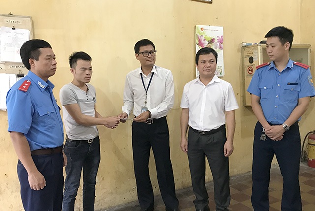 Du khách Pháp đi taxi “dù” từ phố cổ ra Nội Bài hết 2,1 triệu đồng - 1 Tài xế (thứ 2 bên trái sang) bàn giao lại số tiền đã gian lận của khách nước ngoài cho đại diện Cảng vụ hàng không, sân bay Nội Bài