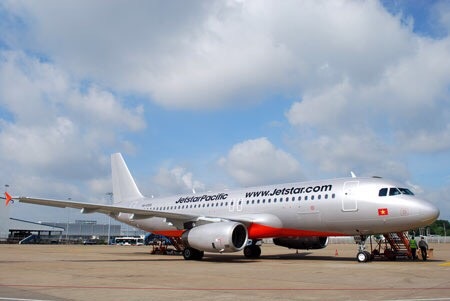 Bị sét đánh sém đuôi, máy bay phải huỷ chuyến - 1 Máy bay của Jetstar Pacific bị sét đánh