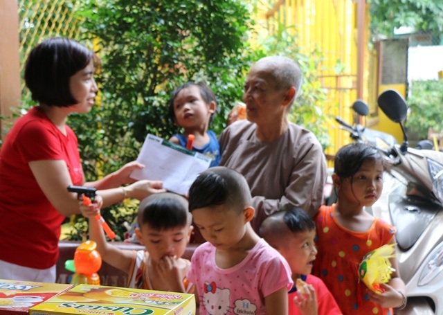 Báo Dân trí tặng quà trung thu đến các bé họ Nhân ở Cần Thơ - 8 Nhà báo Phạm Tâm - Phó trưởng VP Đại diện báo Dân trí tại Cần Thơ, trao số tiền 10 triệu đồng của bạn đọc hỗ trợ cho sư Diệu Minh