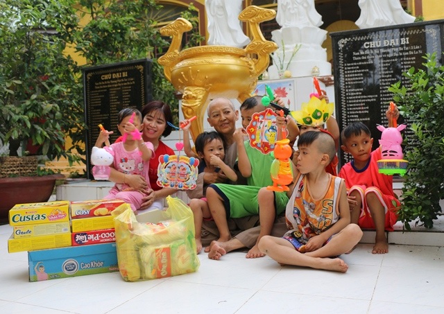 Báo Dân trí tặng quà trung thu đến các bé họ Nhân ở Cần Thơ - 1 Các bé rất vui khi được nhận quà trung thu