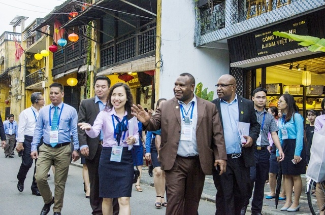 Không tổ chức tham quan bán đảo Sơn Trà trong tuần lễ APEC - 1
Các đại biểu tham dự Hội nghị Bộ trưởng Tài chính APEC tham quan phố cổ Hội An ngày 21/10. (Ảnh: Công Bính)