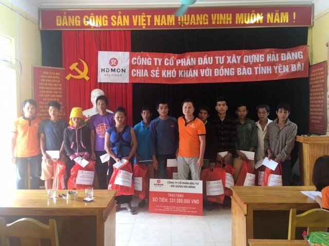 Công ty Hải Đăng ủng hộ đồng bào bị lũ quét ở Yên Bái hơn 331 triệu đồng - 4
Đại diện Công ty Hải Đăng còn trao 165 triệu đồng giúp 11 hộ dân bị cuốn trôi nhà cửa tại xã Phúc Sơn, huyện Văn Chấn, tỉnh Yên Bái