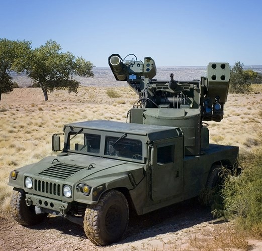 Điểm mặt một số vũ khí đáng kinh ngạc chỉ có trong quân đội Mỹ - 4
Súng laser Avenger gắn trên xe Humvee có khả năng bắn hạ máy bay không người lái bằng tia laser. Tia laser của Avenger có đường kính chỉ vài centimet và vô hình với mắt thường, nó nóng hơn đầu bếp điện 20 lần và có thể cắt qua một quả đạn pháo một cách dễ dàng.