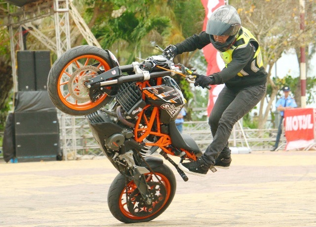 Thót tim với màn trình diễn mô-tô phân khối lớn tại Cần Thơ - 1 Thót tim với màn trình diễn mô-tô phân khối lớn tại Cần Thơ - 1