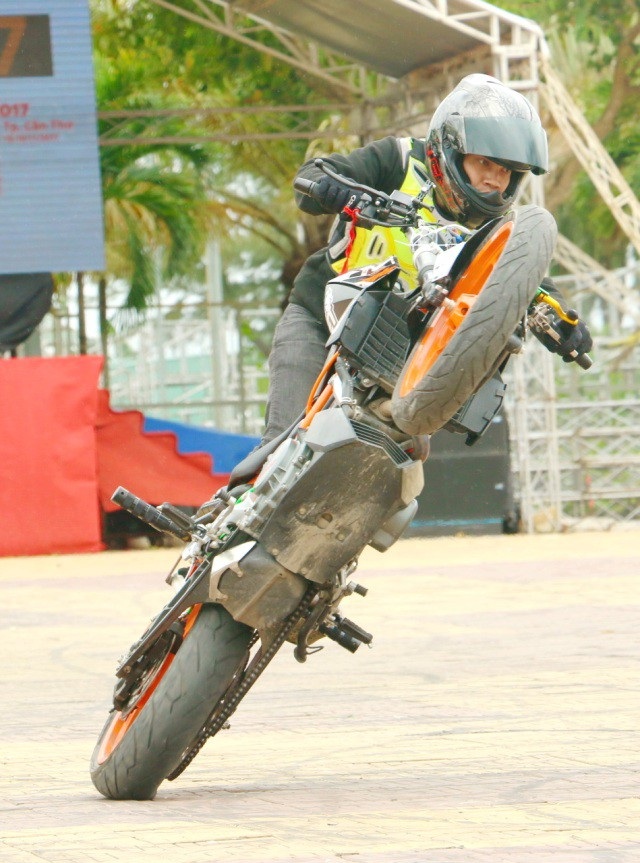 Thót tim với màn trình diễn mô-tô phân khối lớn tại Cần Thơ - 2 Thót tim với màn trình diễn mô-tô phân khối lớn tại Cần Thơ - 2