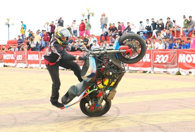 Thót tim với màn trình diễn mô-tô phân khối lớn tại Cần Thơ - 3 Thót tim với màn trình diễn mô-tô phân khối lớn tại Cần Thơ - 3