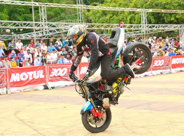 Thót tim với màn trình diễn mô-tô phân khối lớn tại Cần Thơ - 4 Thót tim với màn trình diễn mô-tô phân khối lớn tại Cần Thơ - 4