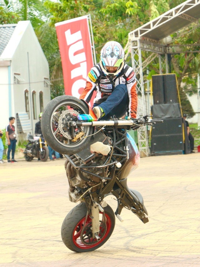 Thót tim với màn trình diễn mô-tô phân khối lớn tại Cần Thơ - 5
Một số màn trình diễn tại ngày hội