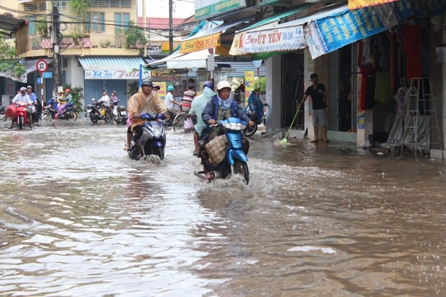 Mưa lớn bất thường, phố biến thành sông - 1 Mưa lớn bất thường, phố biến thành sông - 1