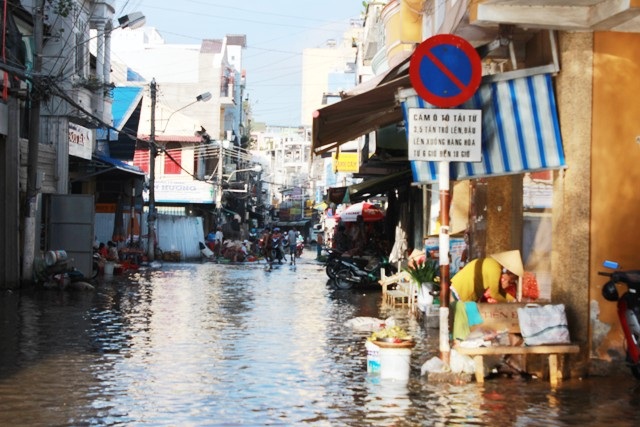 Mưa lớn cùng triều cường “làm khó” cuộc sống người dân - 3 Một số tuyến đường bị ngập gây khó khăn cho việc đi lại của người dân.