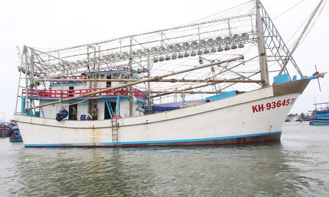 Tàu cá vỏ Composite công suất 800CV của ngư dân Đông đang tránh bão ở Phú Quốc