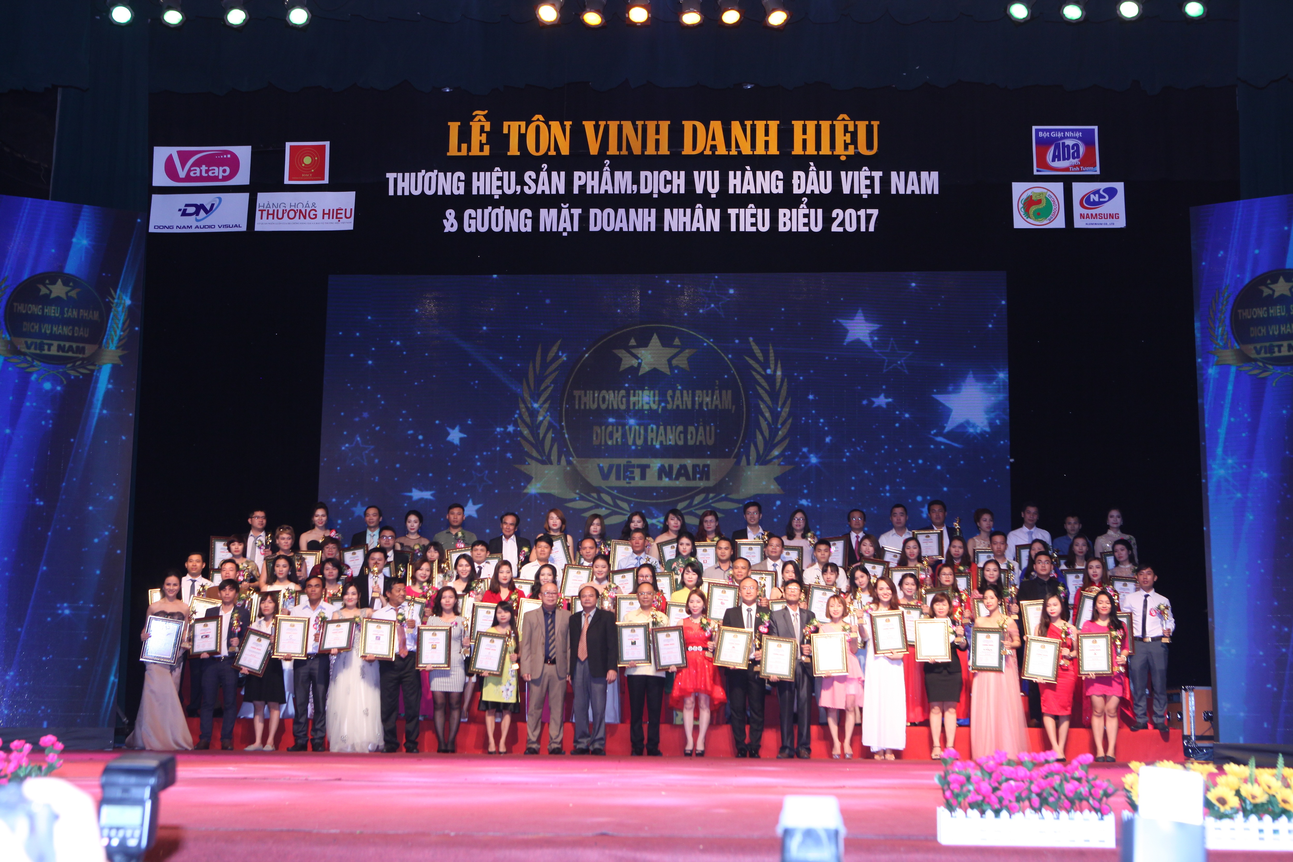 Thời trang Elly lọt top 100 thương hiệu, sản phẩm dịch vụ hàng đầu Việt Nam 2017 - 1 Thời trang Elly lọt top 100 thương hiệu, sản phẩm dịch vụ hàng đầu Việt Nam 2017 - 1
