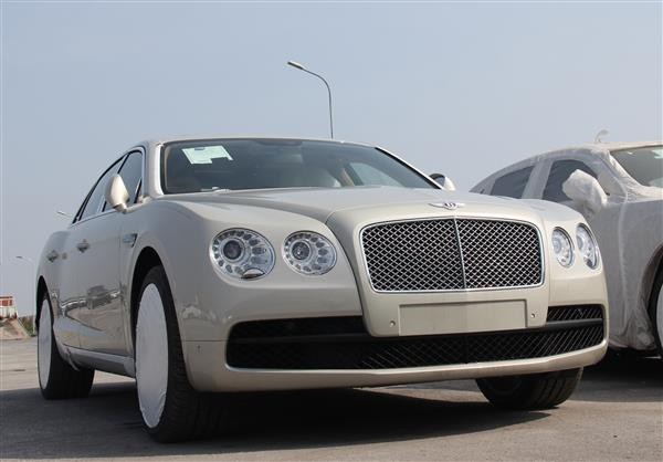 Nhiều xe sang đang xếp hàng tại cảng Hải Phòng - 1 Nhiều xe sang đang xếp hàng tại cảng Hải Phòng - 1
