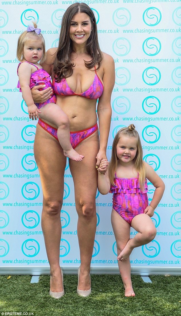 Cựu hoa hậu xứ Wales diện áo tắm đồng điệu với 2 con gái - 1
Imogen Thomas đưa hai con gái nhỏ dự ra mắt BST áo tắm do cô thiết kế ngày 10/7 vừa qua tại London