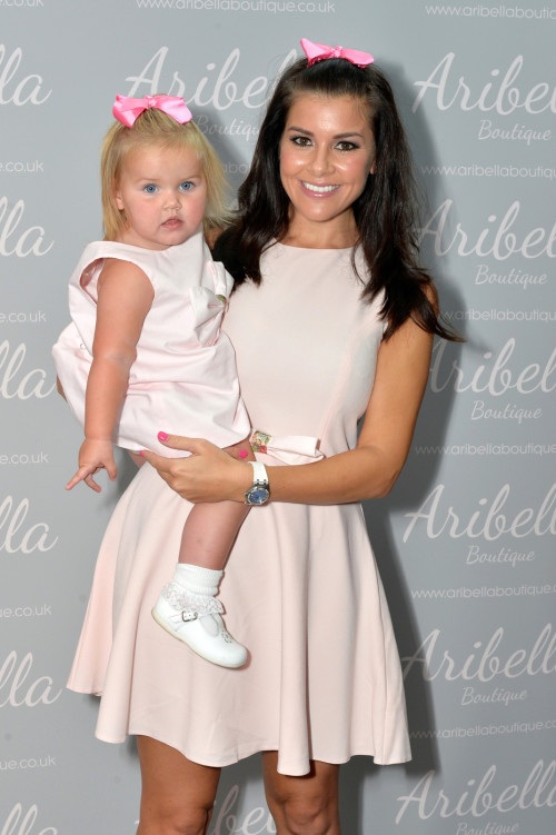 Hoa hậu xứ Wales khoe dáng chắc khỏe trên biển - 7
Bà mẹ hai con muốn thiết kế nhiều sản phẩm dành cho trẻ nhỏ như một món quà dành cho hai con gái dễ thương của mình.