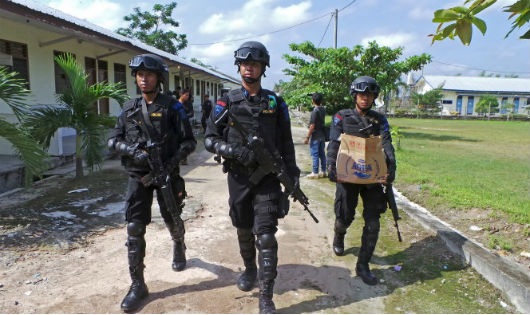 Indonesia: Chặt 'vòi bạch tuộc' khủng bố - 1
Thu giữ tang vật từ nhà một nghi can tấn công khủng bố ở Jakarta. Ảnh: Reuters