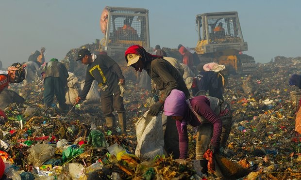 
Những người nhặt rác tại một khu rác thải ở Medan, Indonesia. Khoảng 93 triệu dân Indonesia đang sống dưới mức chuẩn nghèo “vừa phải” mà Ngân hàng Thế giới đặt ra là 3,10 USD/người/ngày. (Nguồn: SabirinManurung/PP/Barcroft Imag/Pacific Press / Barcroft Images)
