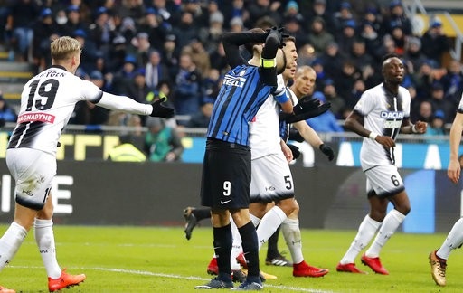 Đứt chuỗi 16 trận bất bại, Inter bị “đá bay” khỏi ngôi đầu Serie A - 1 Inter hứng chịu thất bại 1-3 trước Udinese