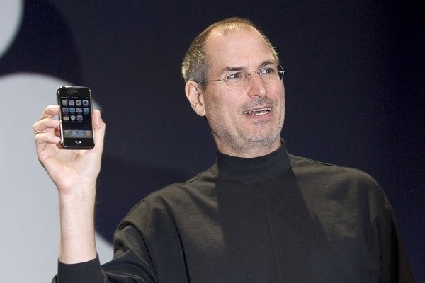CEO Steve Jobs giới thiệu chiếc iPhone đầu tiên vào năm 2007, mở đầu cho sự thay đổi của thị trường di động và kéo theo đó là sự thay đổi của cả thế giới