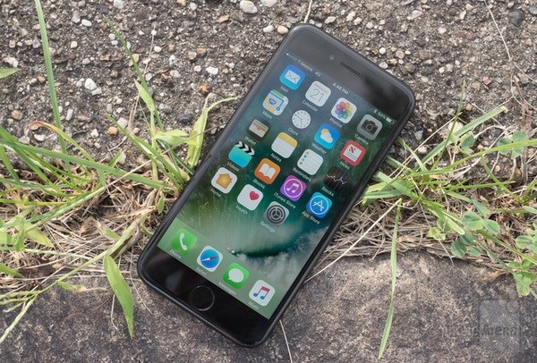 Smartphone nào bán chạy nhất trong nửa đầu năm 2017? - 1 Ra mắt vào năm ngoái nhưng iPhone 7 vẫn là smartphone bán chạy nhất trong 6 tháng đầu năm 2017