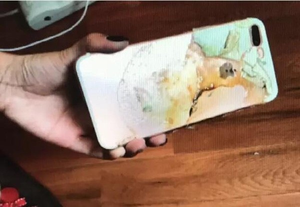 iPhone 7 Plus mới mua bất ngờ phát nổ trên giường ngủ khi đang cắm sạc - 1 Chiếc iPhone 7 Plus của Trần với mặt lưng bị tan chảy sau vụ nổ