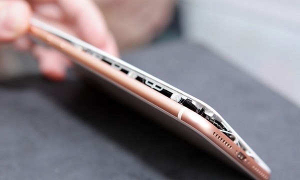 Vừa bán được một tuần, đã có iPhone 8 Plus phát nổ khi đang sạc - 1 Vừa bán được một tuần, đã có iPhone 8 Plus phát nổ khi đang sạc - 1