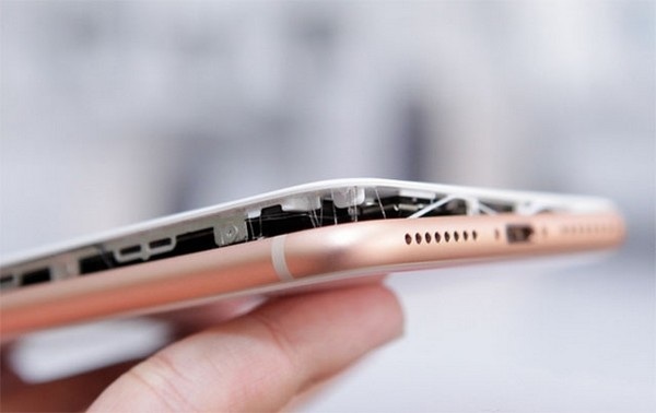 Vừa bán được một tuần, đã có iPhone 8 Plus phát nổ khi đang sạc - 2 Chiếc iPhone 8 Plus bị tách đôi do pin trên sản phẩm bị phồng khi đang cắm sạc
