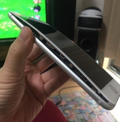 Thêm một sản phẩm bị bung màn hình, điều gì đang xảy ra với iPhone 8 Plus? - 1 Thêm một sản phẩm bị bung màn hình, điều gì đang xảy ra với iPhone 8 Plus? - 1