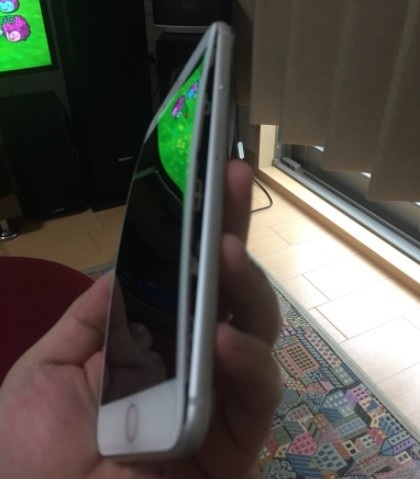 Thêm một sản phẩm bị bung màn hình, điều gì đang xảy ra với iPhone 8 Plus? - 3 Hình ảnh chiếc iPhone 8 Plus của Magokoro0511 bị bung màn hình ngay khi được mở hộp