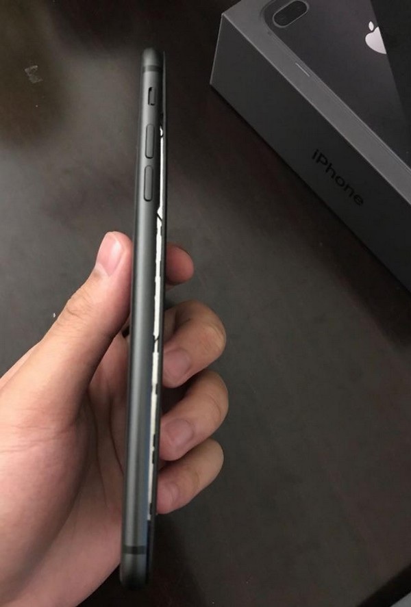 Thêm 2 chiếc iPhone 8 Plus mới bị bung màn hình, lỗi do đâu? - 1 Thêm 2 chiếc iPhone 8 Plus mới bị bung màn hình, lỗi do đâu? - 1