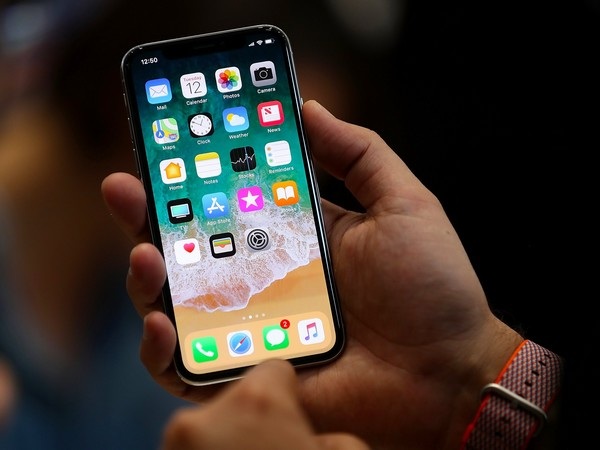 Apple đang phá vỡ định luật kinh tế: Giá iPhone càng cao, nhu cầu lại càng tăng - 1 Mức giá bán của iPhone X tăng cao nhưng không vì thế mà nhu cầu thị trường với chiếc smartphone này bị giảm sút