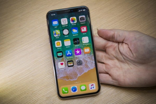 Apple chuẩn bị nhận đặt hàng trước iPhone X: Lượng bán giảm một nửa? - 1 iPhone X hứa hẹn sẽ “gây bão” trong đợt đặt hàng trước vì nhiều người dùng lo ngại lượng cung của sản phẩm không đủ đáp ứng thị trường