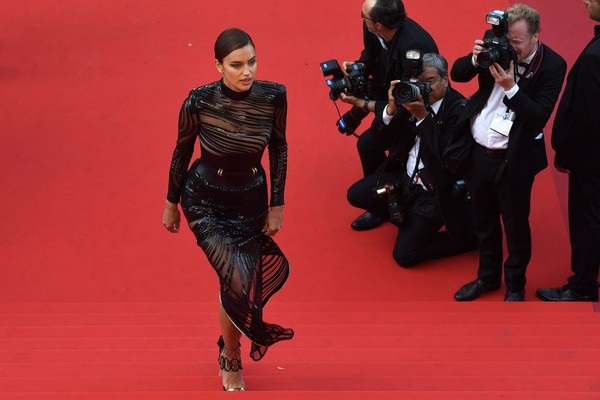 2 tháng sau khi sinh, bồ cũ Ronaldo diện váy táo bạo - 1
Irina Shayk rạng rỡ dự công chiếu phim The Beguiled tại LHP Cannes ngày 24/5 vừa qua