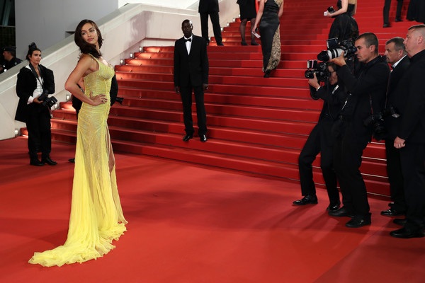 Irina Shayk thon gọn, gợi cảm sau 2 tháng sinh nở - 5
Cặp đôi hẹn hò từ năm 2015 và hiện vẫn chưa làm đám cưới